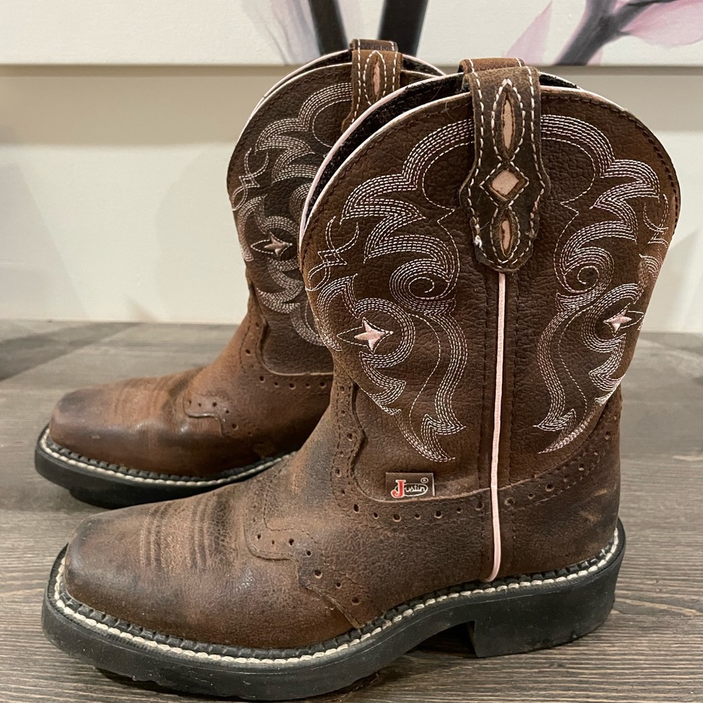 Justin Gypsy shorty cowboy boots. Square toe. Size 5B.